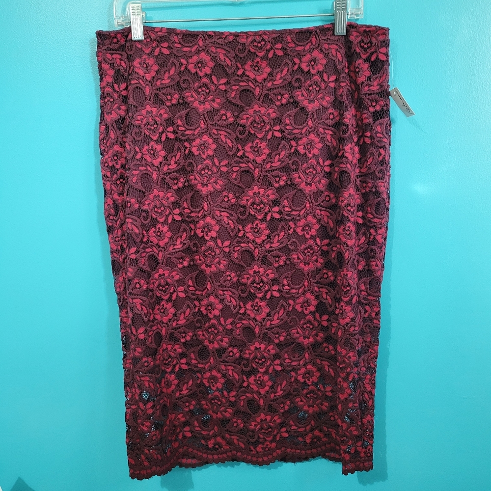 🏷1/$15, 2/$20, 3/$27 Reitmans red floral overlay skirt